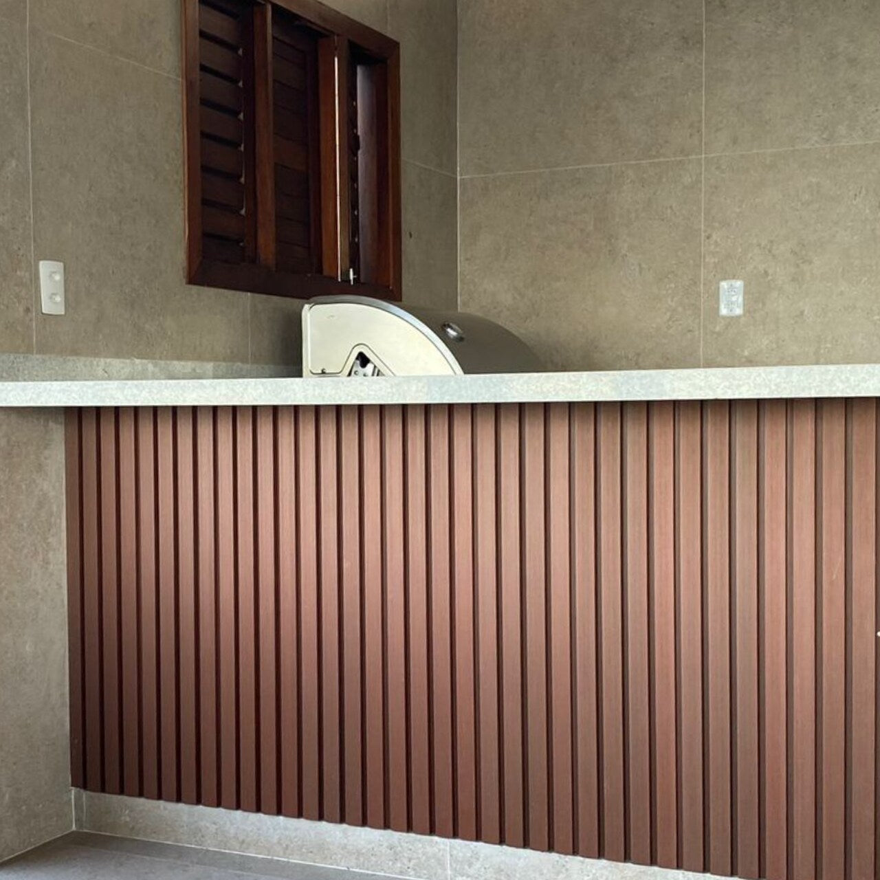 Painel Ripado WPC Externo Cor Cumaru/Bordo 2,90m x 20cm (0,58m²)