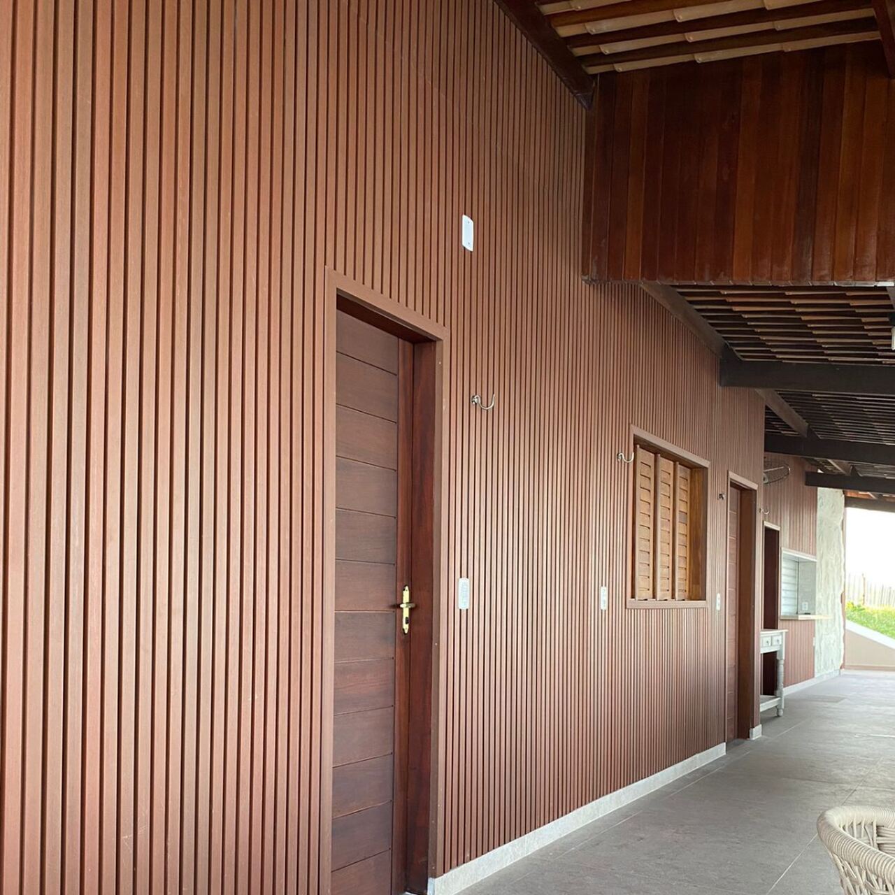 Painel Ripado WPC Externo Cor Cumaru/Bordo 2,90m x 20cm (0,58m²)